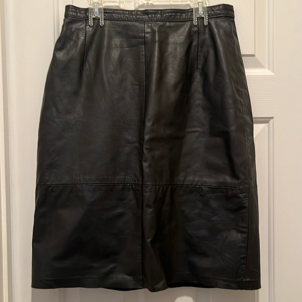 Black leather skirt. Size 13. Preowned.